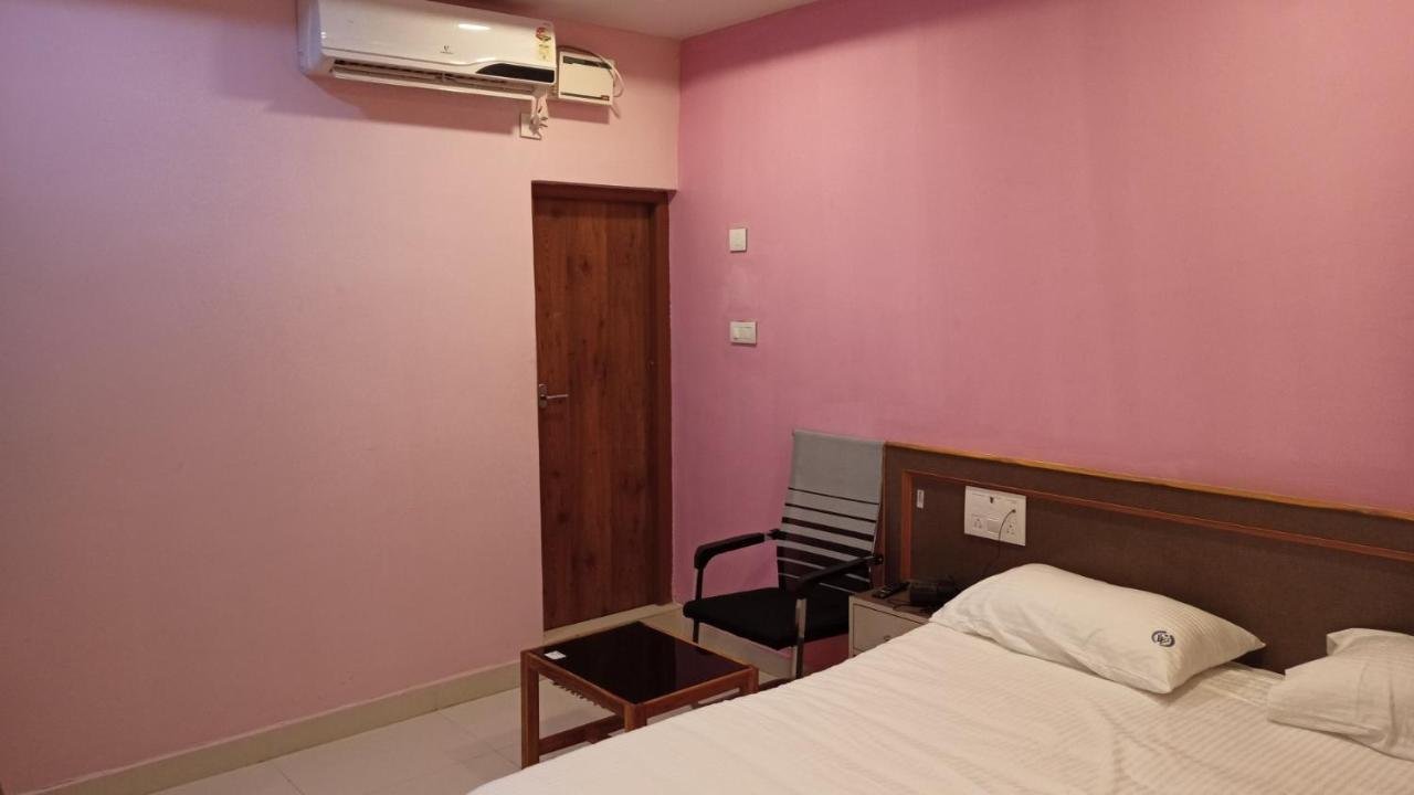 Aarthi Residency Hotel Kāraikkudi Exterior foto